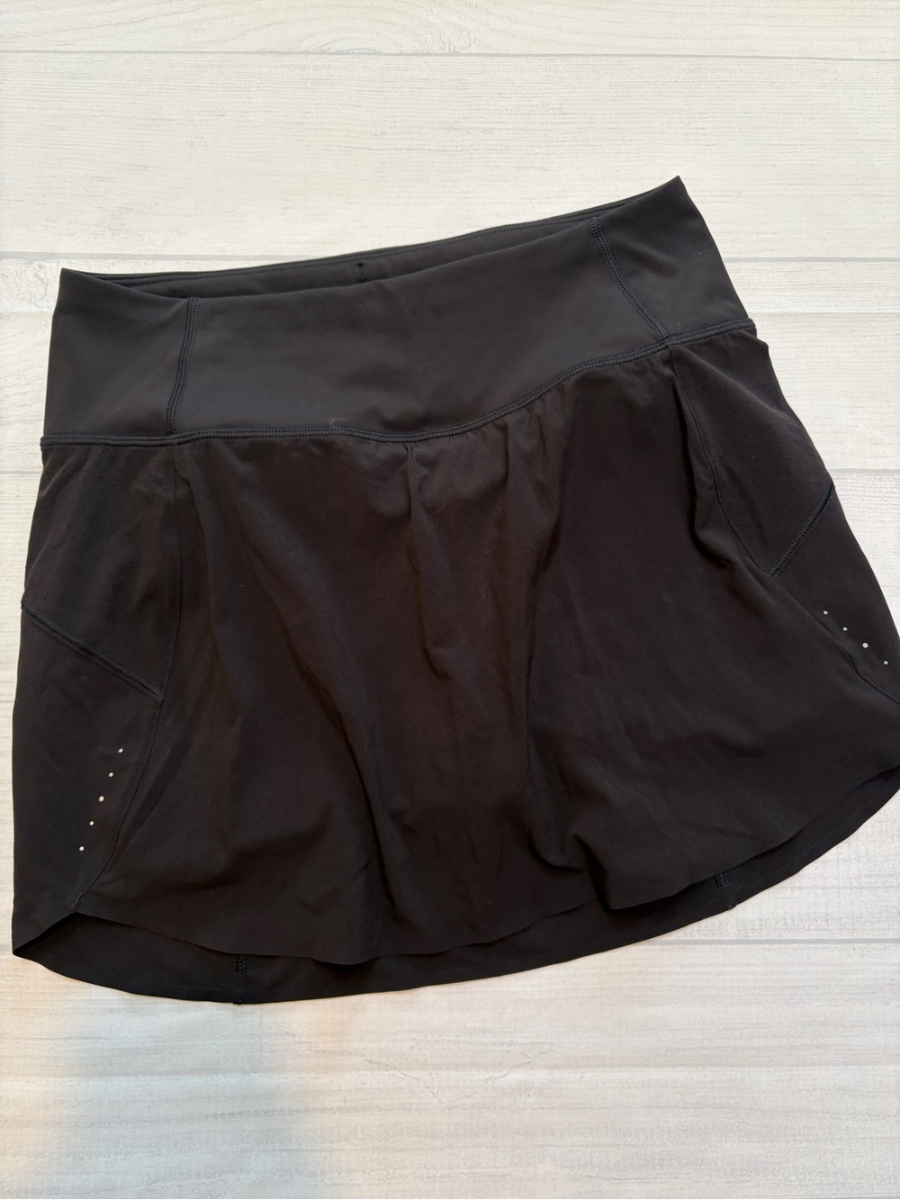 Athleta Black run with it 14” Skort